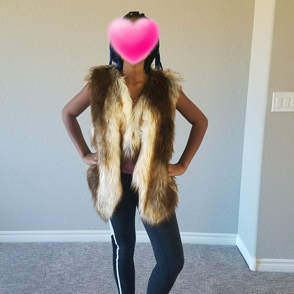 💕5x Host Pick💕  Ravishing Faux Fur Diva Vest - Picture 3 of 5